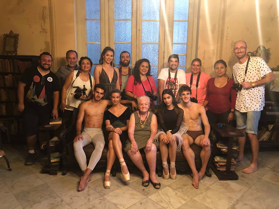 Groups of photographers from Texas in a colonial house in a  photography tour in havana