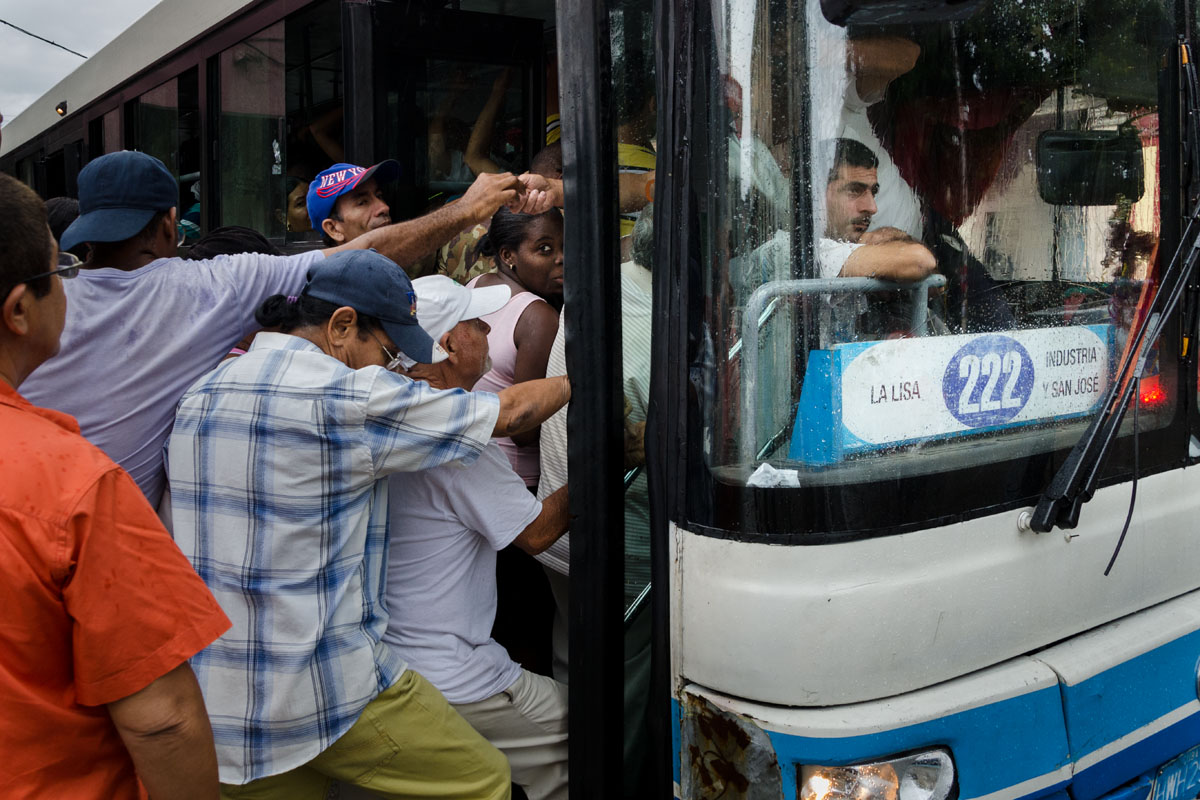 taking a bus in havana city, street photography tips in havana