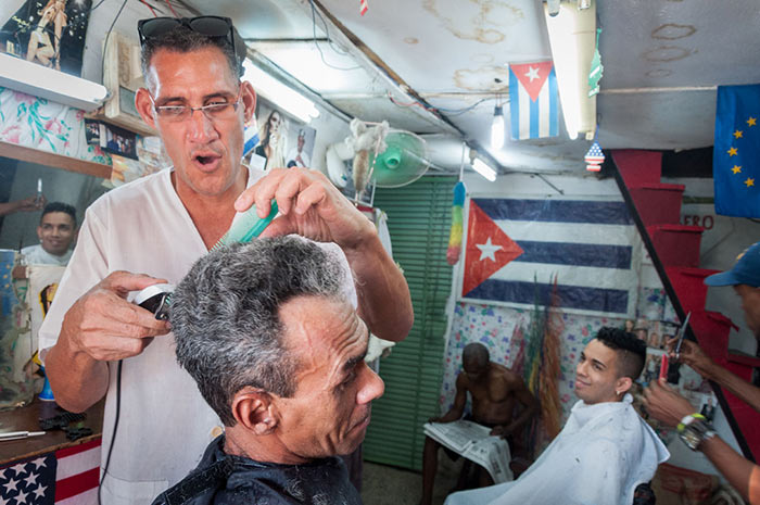 hairdress in havana, workshop of photography in cuba