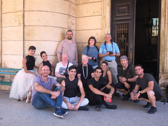 group of foreig and cuban photographers in a photo session with ballet dancers