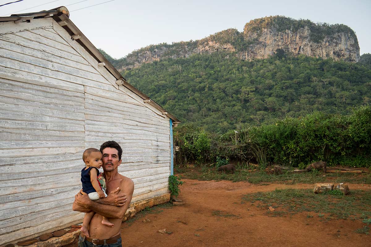 Country side in Cuba, photo of farmer with a child in our photography tours in cuba