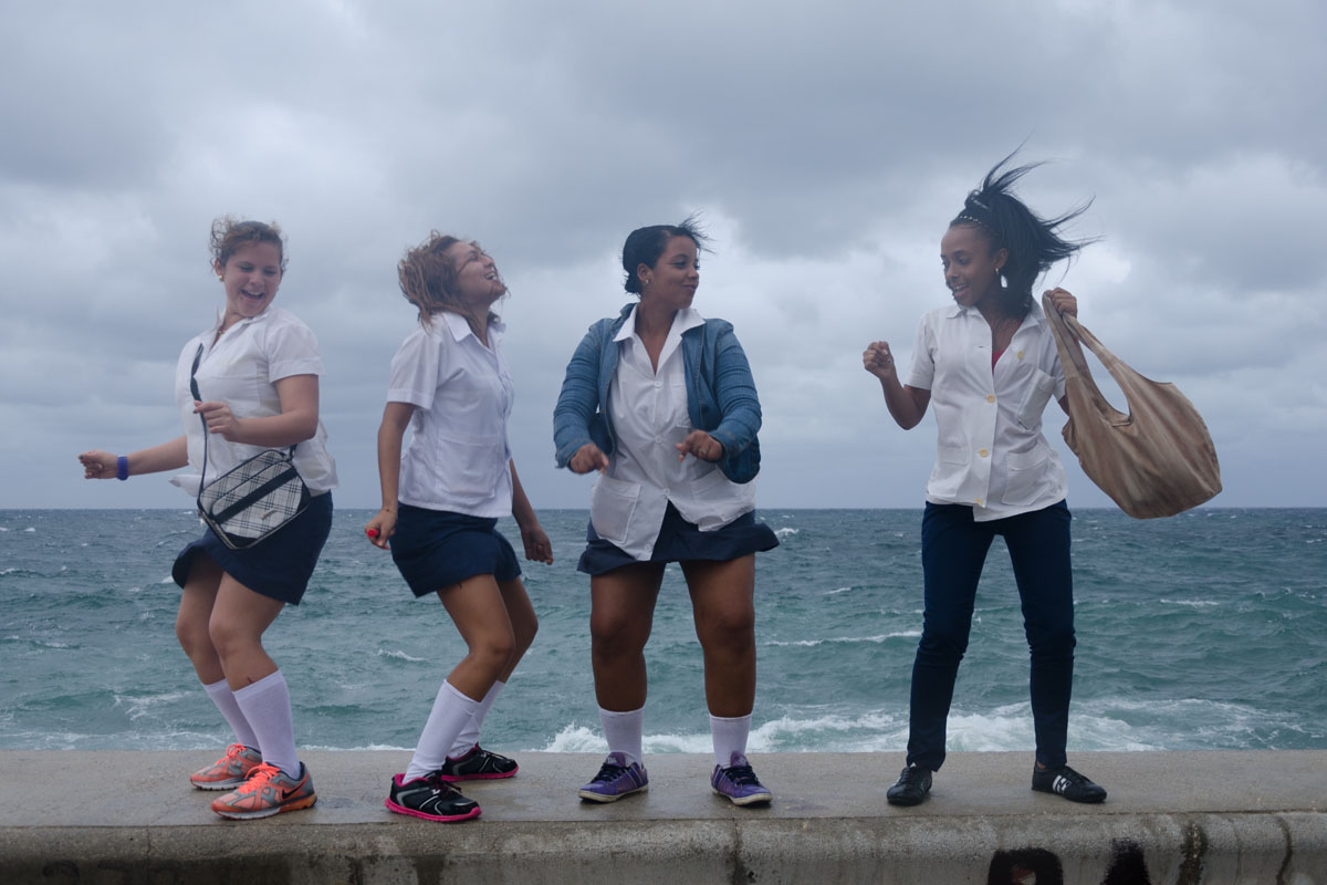 cuban dancers in the malecon