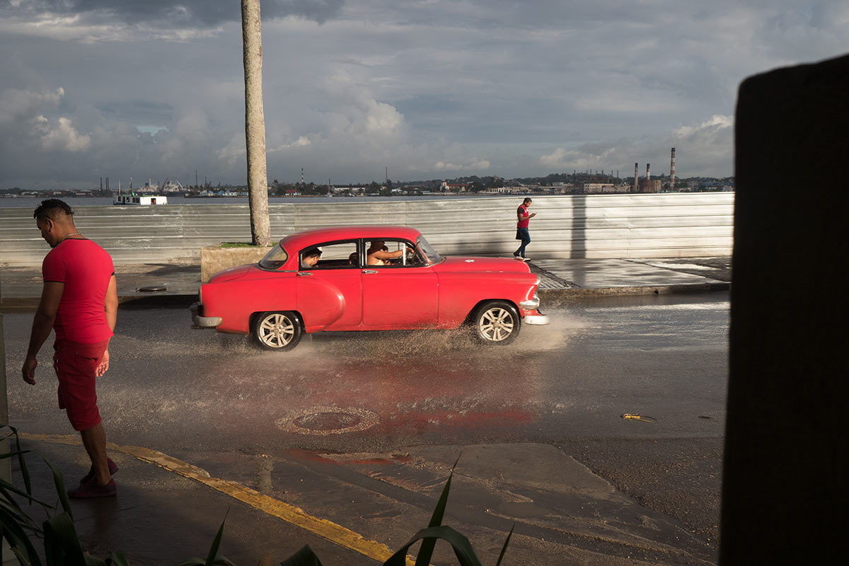 photos of red cuban old cars, by louis alarcon in his photography tours in havana