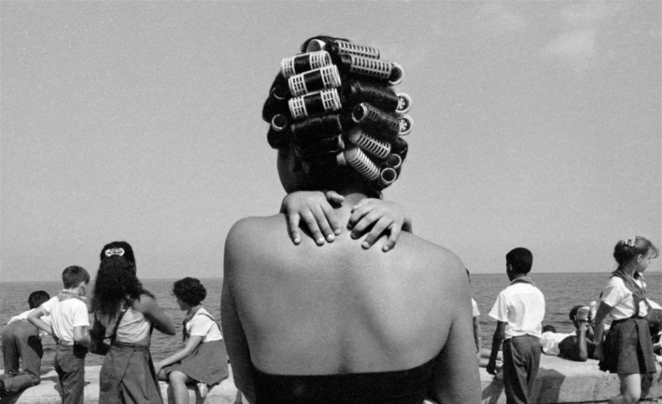 mam and children at the beach by raul cañibano cuban photographer