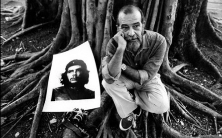 Alberto Korda with his most famous picture of Che Guevara